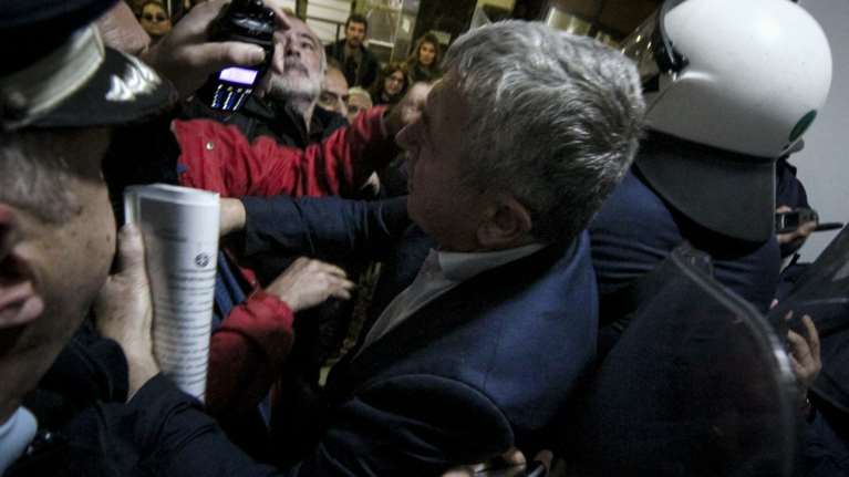 Ενταση και σπρωξίδι εργαζομένων και ΜΑΤ στο Υπουργείο Υγείας