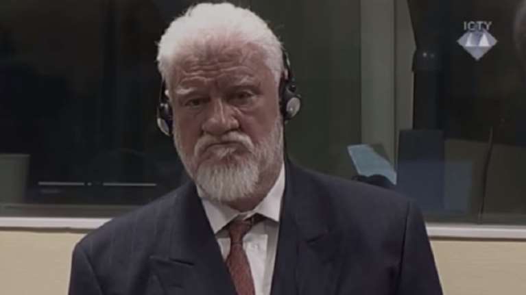 Πέθανε ο Κροάτης στρατηγός που ήπιε δηλητήριο μέσα στο δικαστήριο στη Χάγη