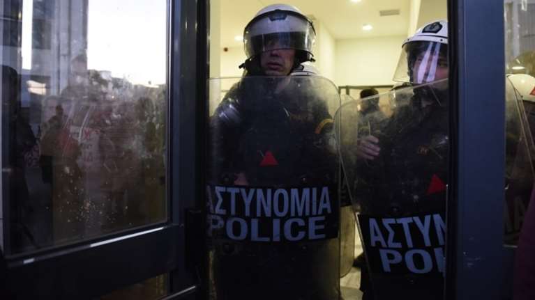 Κλειστό το Ειρηνοδικείο Αθηνών μετά τα επεισόδια και τα χημικά