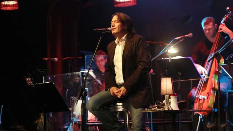 Ο Γιάννης Κότσιρας τραγουδά τα δικά του «ανείπωτα» στον Σταυρό του Νότου