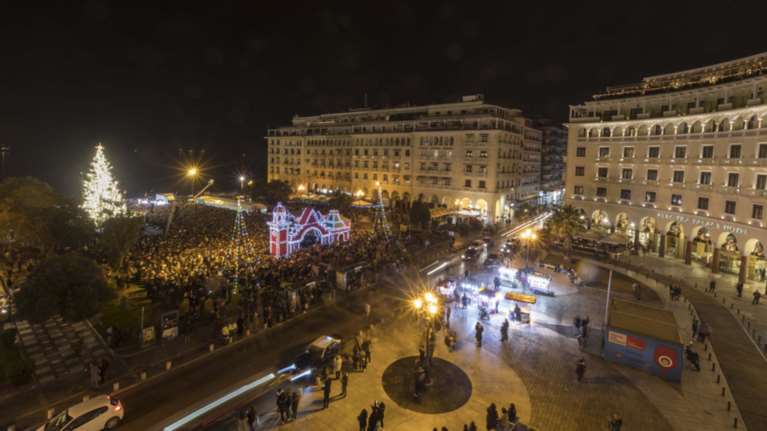 Η Θεσσαλονίκη έβαλε τα γιορτινά της-Στόλισε δέντρο 20μ. με 14.000 λαμπιόνια