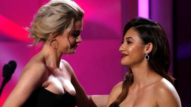 Τα δάκρυα της Σελένα Γκόμεζ επί σκηνής για το δώρο ζωής της κολλητής της