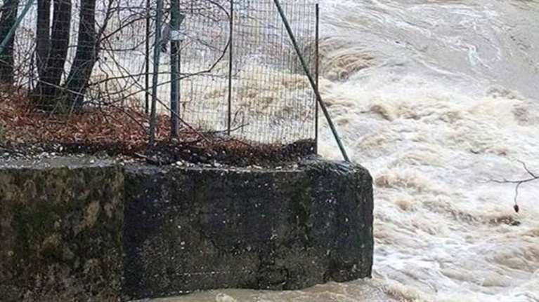 Βροχές και θυελλώδεις νοτιάδες σαρώνουν Κέρκυρα και Ηπειρο