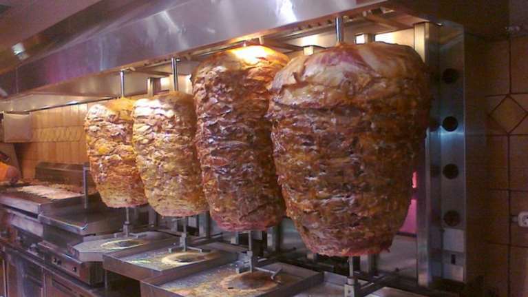 Διαβεβαιώνει η Κομισιόν ότι δεν θα απαγορεύσει γύρο &amp; κεμπάπ!