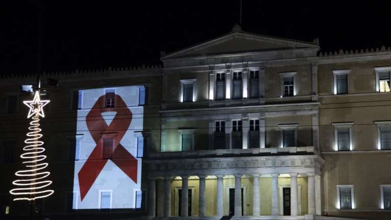 Γιατί άλλαξε ο φωτισμός στη Βουλή και στον Λευκό Πύργο