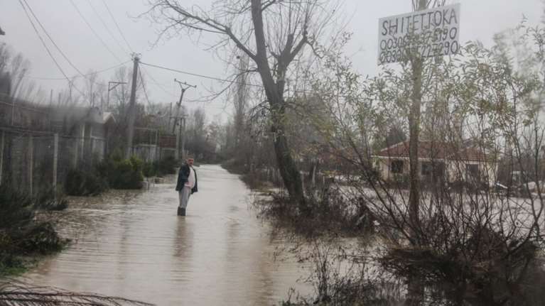 Nεκρός και τεράστιες καταστροφές από πλημμύρες στην Αλβανία