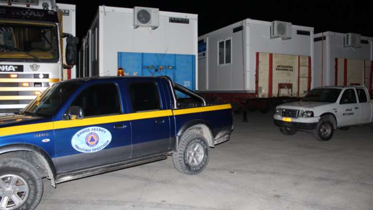 Eνταση στη Λέσβο: Απέκλεισαν τα κοντέινερ για τη Μόρια