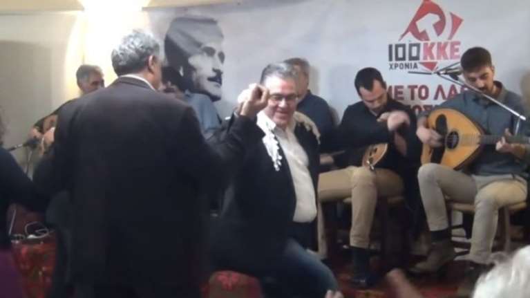 Το τσάμικο του Κουτσούμπα στην Κρήτη φορώντας σαρίκι