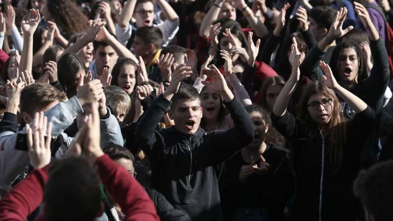 Συγκέντρωση διαμαρτυρίας μαθητών εξω από το υπουργείο Παιδείας