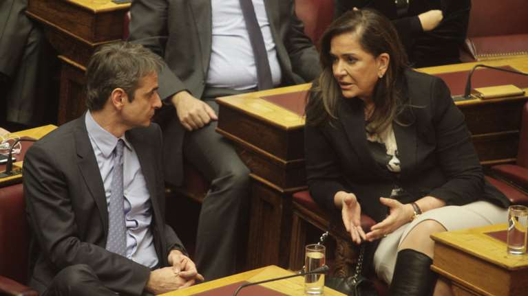 Το «γαλάζιο» παρασκήνιο για το κόψιμο της Ντόρας από τον Κυριάκο