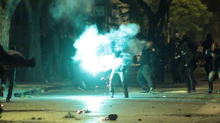 Μια ακόμη νύχτα επεισοδίων στα Εξάρχεια: Δύο επιθέσεις με μολότοφ