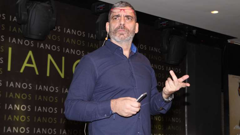 Αυτός είναι ο γοητευτικός γιος του Γιάννη Σερβετά - Πόσο μοιάζουν [Εικόνες]