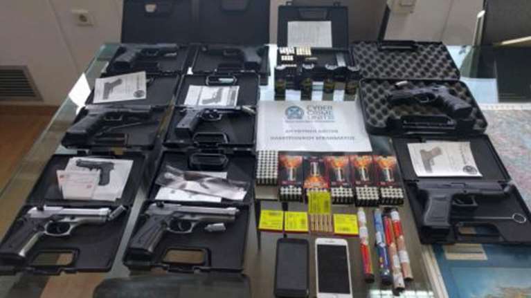 Συνέλαβαν 38χρονο που πουλούσε μέσω ίντερνετ όπλα και σφαίρες!
