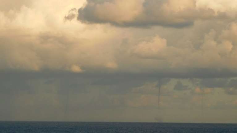 Εντυπωσιακοί υδροστρόβιλοι εμφανίστηκαν ξανά στην Κρήτη (φωτογραφίες)