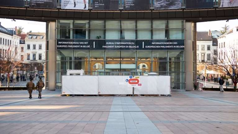 Και οι Βρυξέλλες ελέγχουν εξονυχιστικά Έλληνες επιβάτες