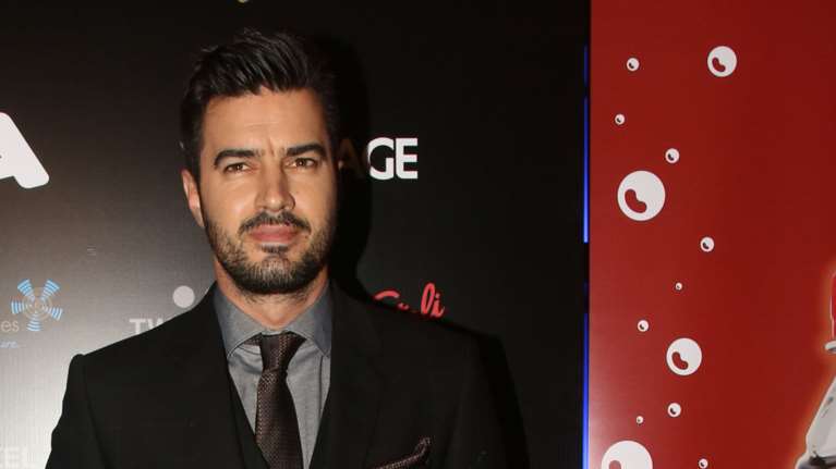 Τσιμιτσέλης: Η γλυκύτατη κόρη του στολίζει το δέντρο στο νέο σπίτι του