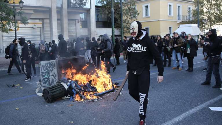 Ανενόχλητοι οι κουκουλοφόροι τα σπάνε στο κέντρο της Αθήνας