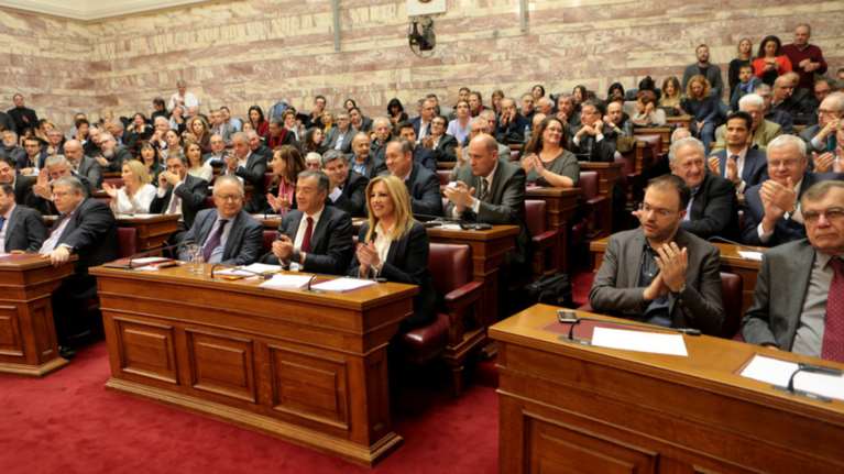 Κοινή συνεδρίαση Ποταμιού-ΔΗΣΥ: H γελοιογραφία, τα γλυκά &amp; η μικρή αίθουσα