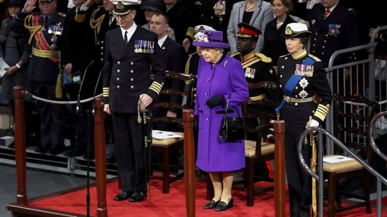 Γιατί η Ελισάβετ φόρεσε μωβ στην 1η εμφάνιση μετά τον αρραβώνα του Χάρι