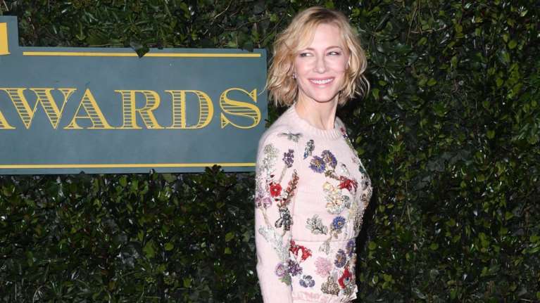 Κέιτ Μπλάνσετ: Με ανατρεπτικό και άκρως ρομαντικό look στο κόκκινο χαλί