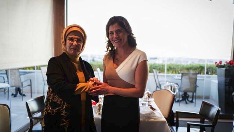 Στη «Μεγάλη Βρετάνια» η Μπέτυ Μπαζιάνα για τσάι με την Εμινέ Ερντογάν