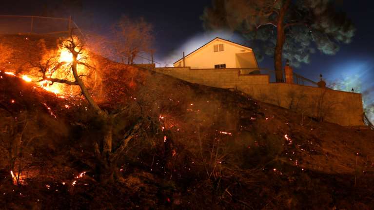 Οι φλόγες απειλούν τις βίλες των Λοπέζ,Πάλτροου, Ανιστον στο Μπελ Αιρ