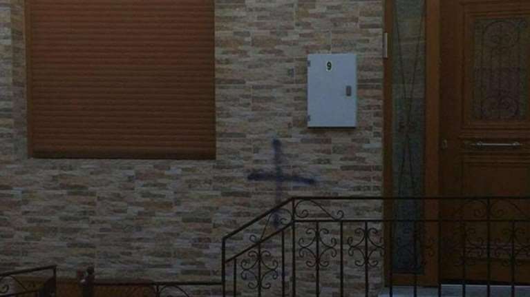 Σταυροί &amp; τρικάκια σε σπίτια μουσουλμάνων στην Κομοτηνή