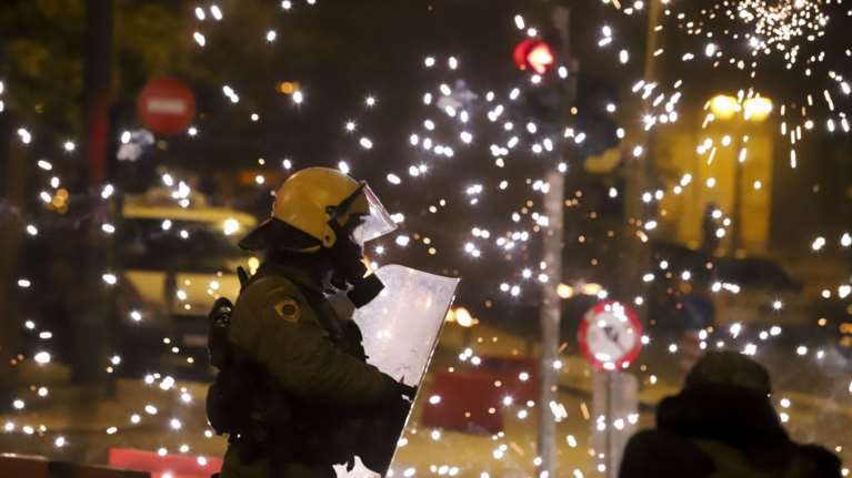 Ανδρας των ΜΑΤ βγάζει σέλφι με φόντο τις φωτιές στα Εξάρχεια!