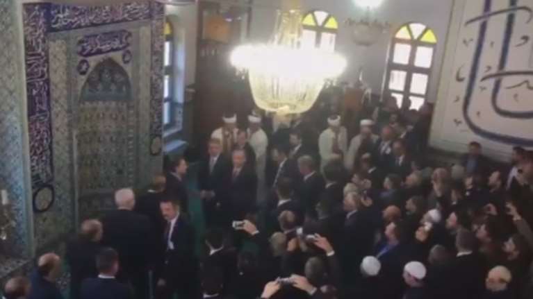 Κομοτηνή: «Ηγέτη, ηγέτη μας» φώναζαν στον Ερντογάν μέσα στο τζαμί