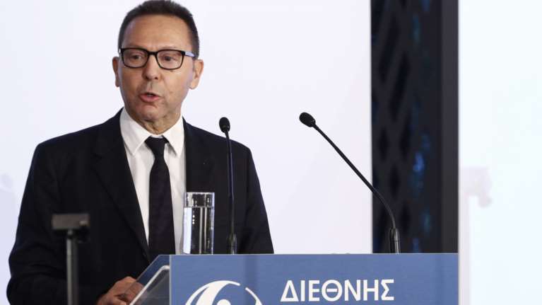 Ομιλία Στουρνάρα για την «αλα καρτ» σχέση με τους θεσμούς