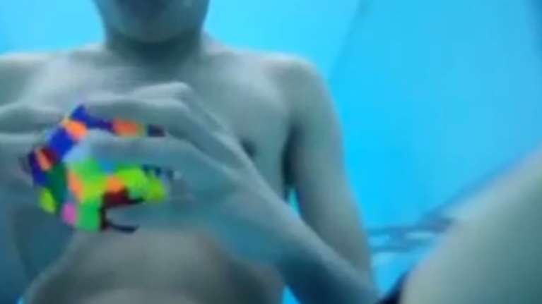 Ελυσε τον κύβο Ρούμπικ κάτω από το νερό σε 89 δευτερόλεπτα [βίντεο]