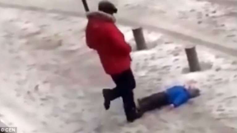 Σοκάρει ο πατέρας που κλωτσά το παιδί του επειδή δεν στεκόταν όρθιο