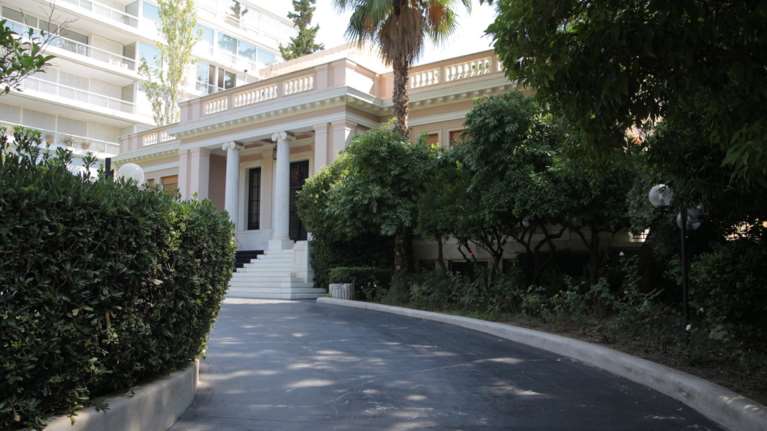 Συνάντηση Τσίπρα με βουλευτές των νησιών για το θέμα του ΦΠΑ