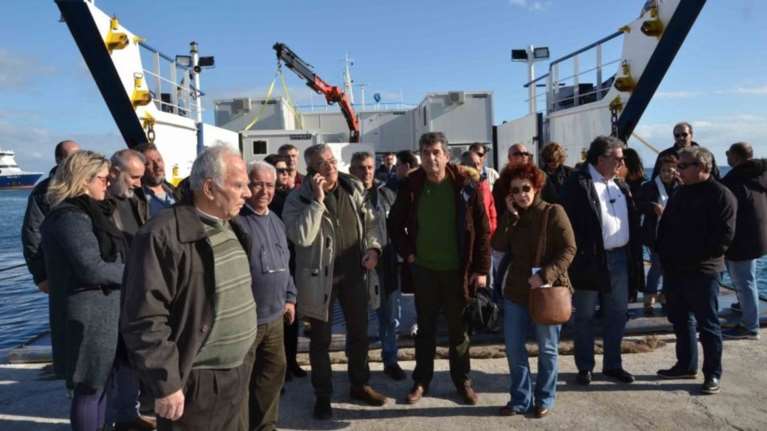 Μπλόκαραν τα κοντέινερ για τους μετανάστες στη Λέσβο ΕΙΚΟΝΕΣ