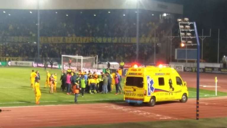 Βίντεο: Φωτοβολίδα χτύπησε ball boy στην Κύπρο!