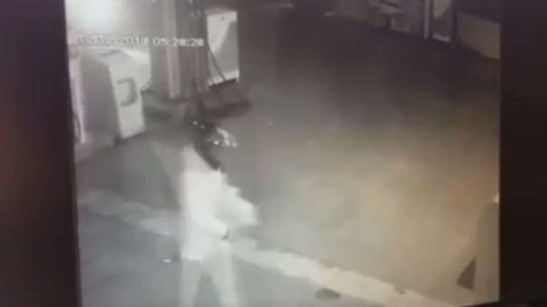 Η στιγμή που οι δράστες βάζουν τη βόμβα στο βενζινάδικο [video]