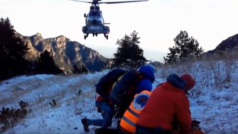 Η στιγμή που οι διασώστες μεταφέρουν τον νεκρό ορειβάτη στον Ολυμπο βίντεο