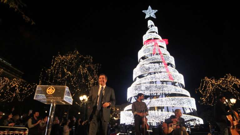 Σύνταγμα: Λαμπερή η φωταγώγηση του χριστουγεννιάτικου δέντρου