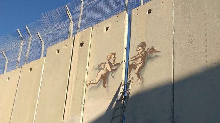 Αυτός είναι ο Banksy; Τουρίστας ισχυρίζεται ότι τον φωτογράφισε στη Βηθλεέμ