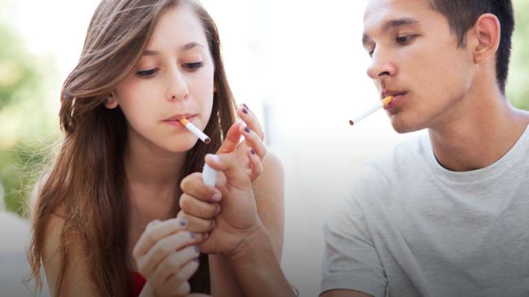 Το «λάθος του 20ου αιώνα» διορθώνεται: Μειώνονται οι καπνιστές στην Ελλάδα