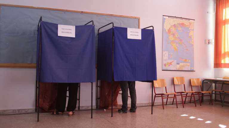 MRB: Μείωση της διαφοράς ΝΔ-ΣΥΡΙΖΑ, διψήφιο το Κίνημα Αλλαγής