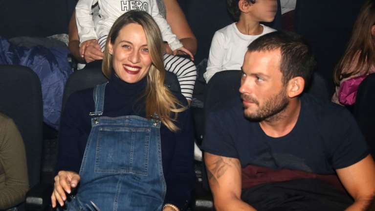 Η Ελεονώρα Μελέτη με ολόσωμη τζιν φόρμα στον 6ο μήνα της εγκυμοσύνης