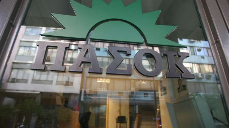 ΠΑΣΟΚ κατά κυβέρνησης: Ελπίδα πουλούσαν, λεπίδα εννοούσαν