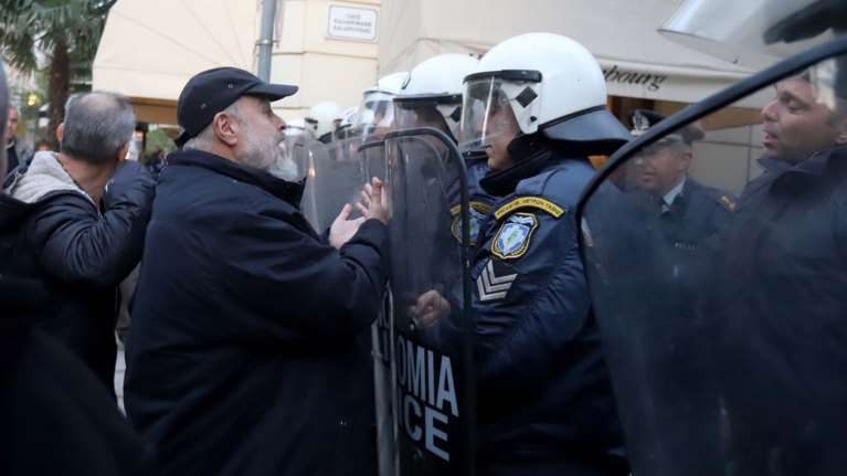 Νέα επεισόδια έξω από Ειρηνοδικεία για τους πλειστηριασμούς video
