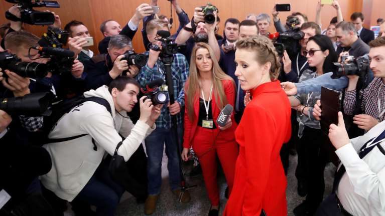 Ξένια Σομπτσάκ: H «ρωσίδα Πάρις Χίλτον» στη συνέντευξη Τύπου του Πούτιν