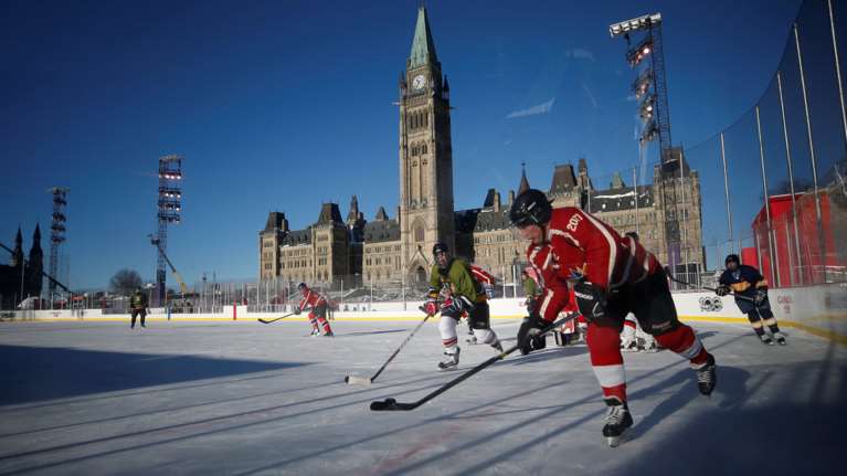Καναδάς: Βουλευτές και γερουσιαστές έπαιξαν χόκεϊ μπροστά στη Βουλή