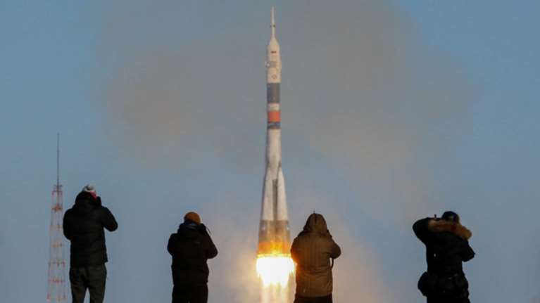 Ξεκίνησε το ταξίδι του για τον Διεθνή Διαστημικό Σταθμό ο πύραυλος Σογιούζ με δύο Ρώσους και μια Αμερικανίδα