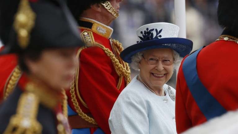 Ελισάβετ: Το χριστουγεννιάτικο δώρο στους 1.500 εργαζόμενους του παλατιού