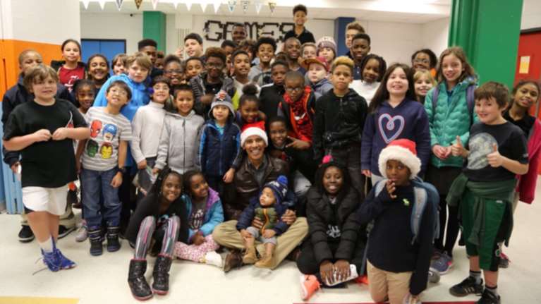 Ο Μπαράκ Ομπάμα ντύθηκε Άη Βασίλης και μοιράζει δώρα -βίντεο