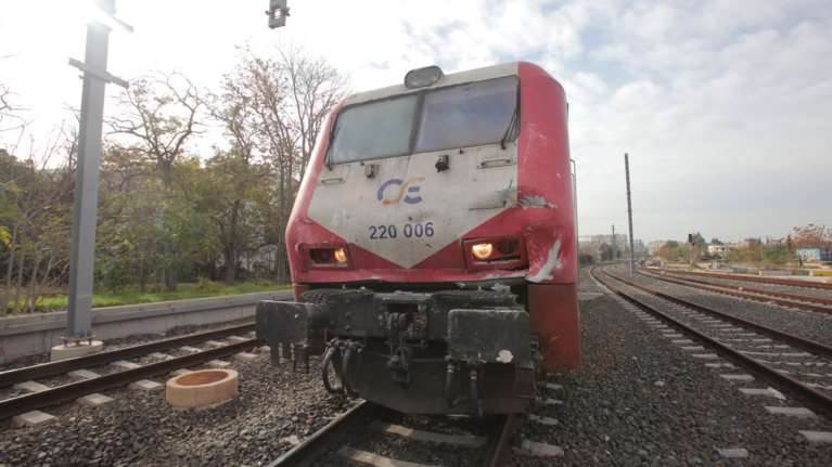 Σε εξέλιξη επιχείρηση απεγκλωβισμού άνδρα από τις γραμμές του ΟΣΕ